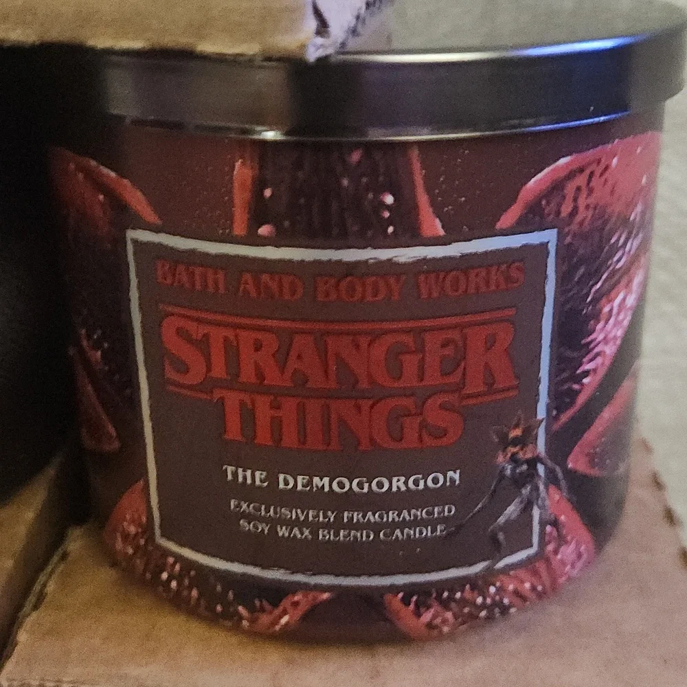 Three piece Stranger Things 3 wick candle set. - Picture 3 of 4